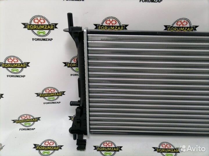 Радиатор охлаждения двигателя Ford Focus 1998-2004