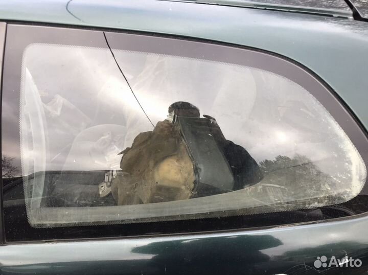 Стекло задние левое в крыло Mitsubishi Colt 5 купе