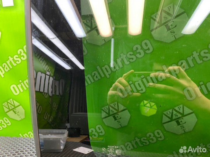 Стекло заднее левое Mazda Mpv LW5W GY-DE 2.5 2001