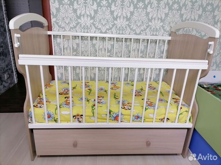 Детская кроватка и пеленальный комод