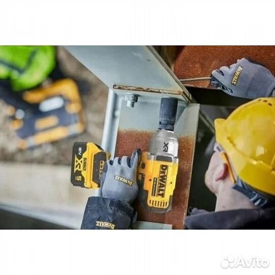 Аккумуляторный гайковерт DeWalt DCF900NT-XJ