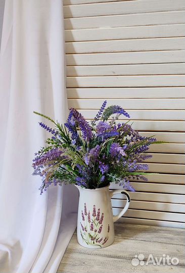 Имитация лаванды в керамическом кувшинчике