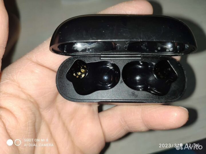 Кейс и один наушник