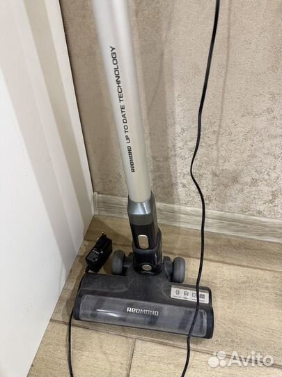Вертикальный пылесос бу Redmond