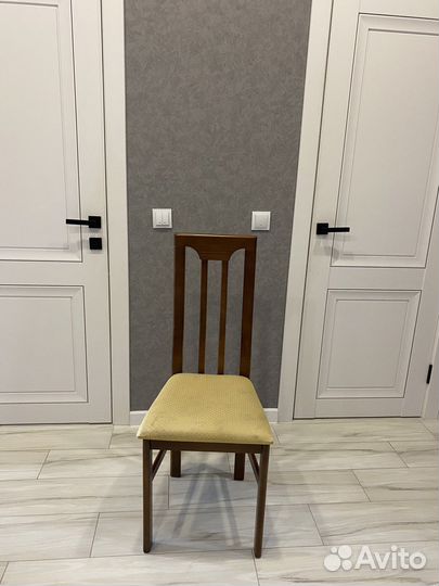 Деревянные стулья