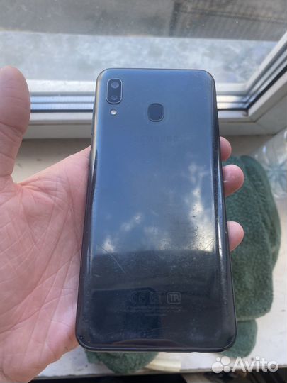 Samsung Galaxy A20, 3/32 ГБ