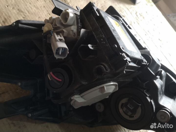 Фара toyota prius zvw30