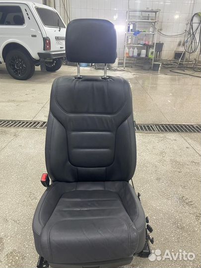 Комплект передних сидений Volkswagen Touareg 2017