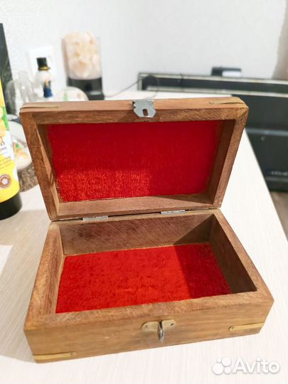Деревянная шкатулка