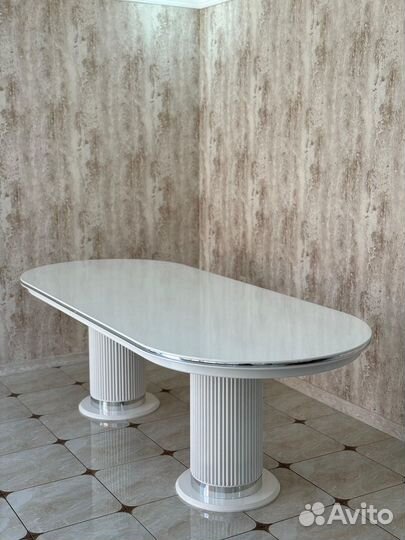 Стол и стулья