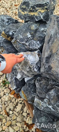 Валуны, глыбы черный мрамор