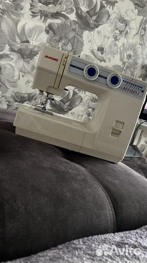 Швейная машина Janome