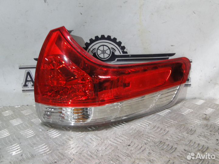 Фонарь задний правый Toyota Sienna 3 2012 3.5