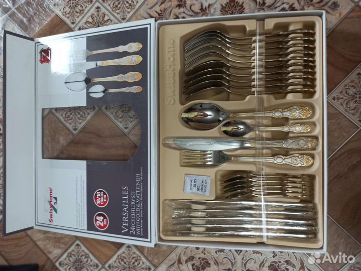 Набор новый столовых приборов