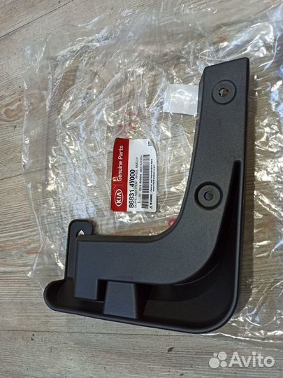 Брызговик передний Kia RIO 3 Лев