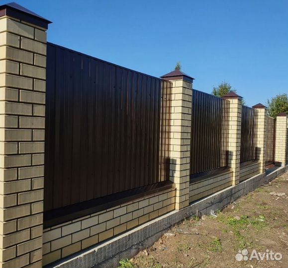 Кирпичный забор произв Алютех прочн гарант. 10 лет