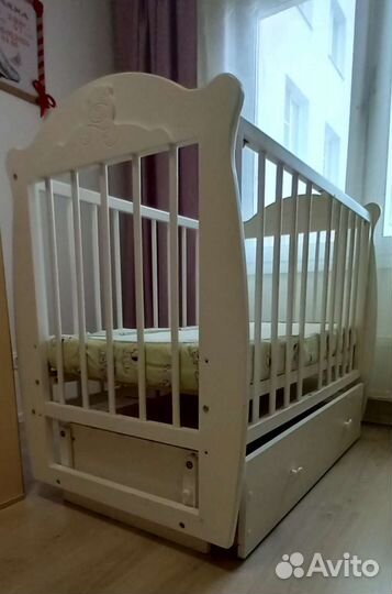 Детская кроватка с маятником