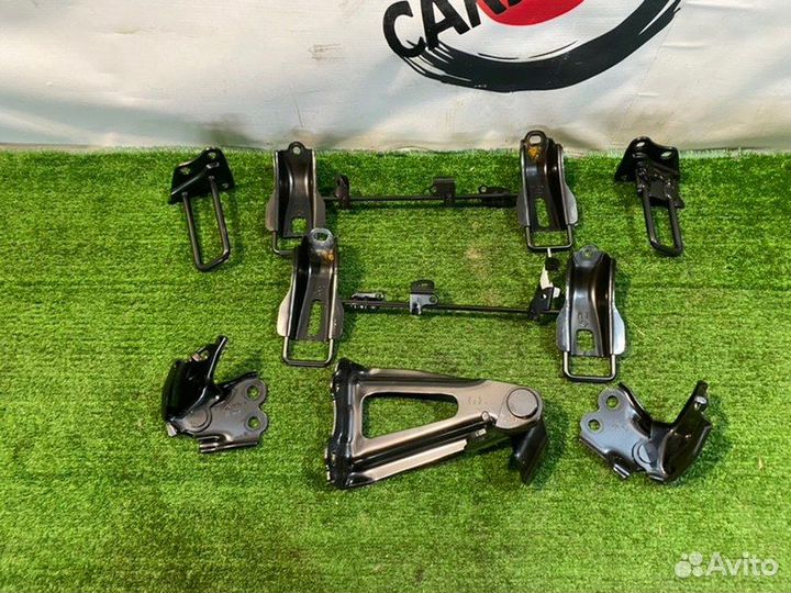 Крепление сиденья (1) Toyota Harrier mxua80