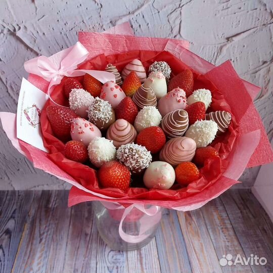 Съедобные букеты из клубники в шоколаде