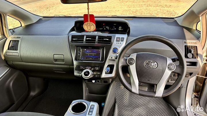 Toyota Prius Alpha 1.8 AT, 2012, 173 160 км