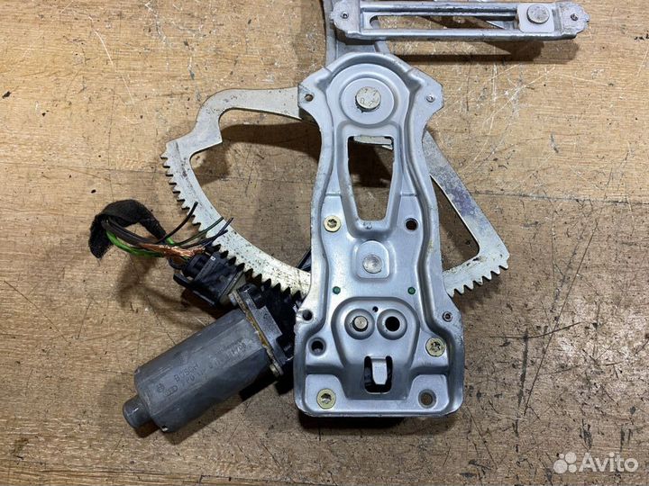 Стеклоподъемник передний левый Mercedes W210 C106