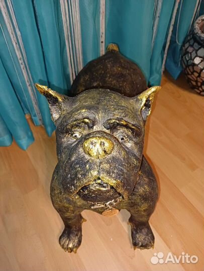 Скульптура собака