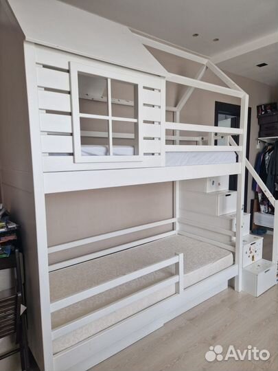 Детская двухярусная кровать домик + 2 матраса