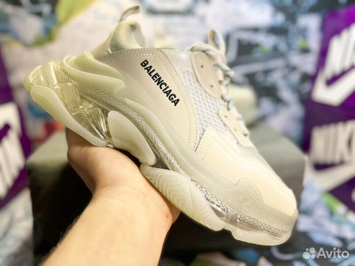 Balenciaga Triple S (на руках)