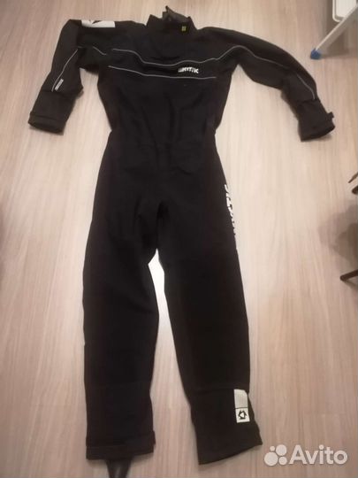 Сухой гидрокостюм для водных видов спорта