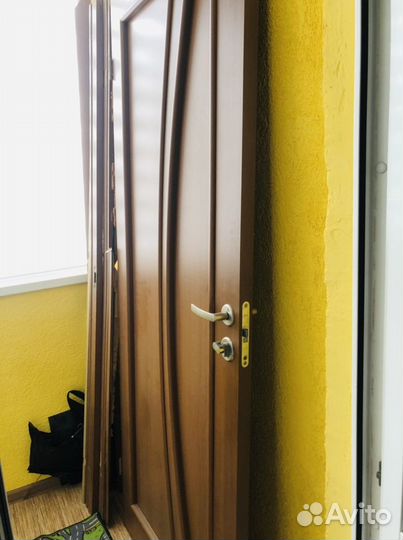 Дверь входная межкомнатная деревянная бу