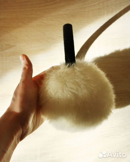 Пушистые белые наушники