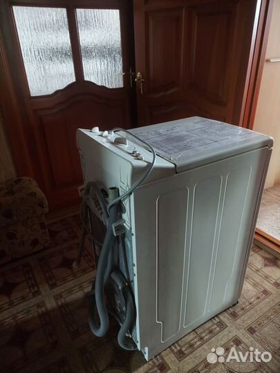 Продам на запчасти неисправную стиральную машину
