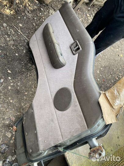 Передняя левая дверь Nissan Caravan