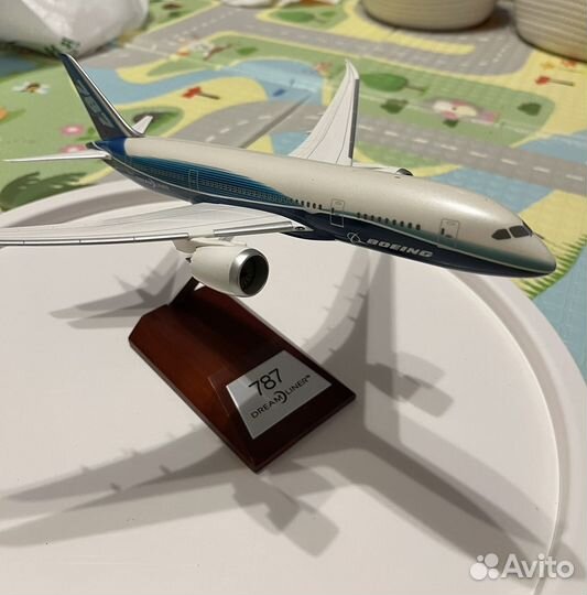 Модель самолета boeing 787 dreamliner