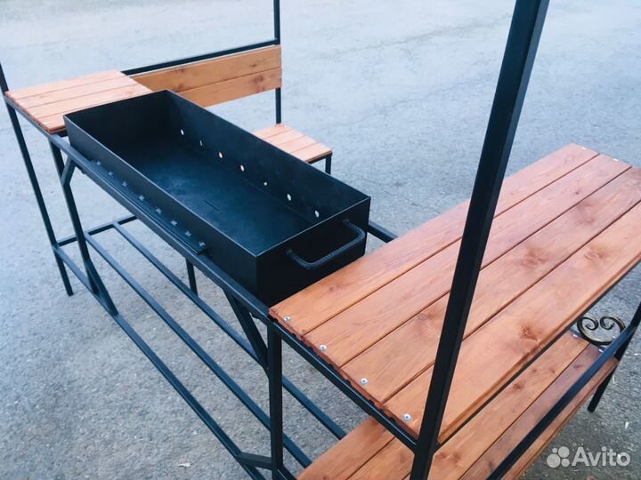 Мангальная зона под крышей и лавкой