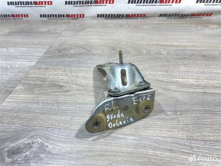 Кронштейн переднего крыла левый Skoda Octavia A5