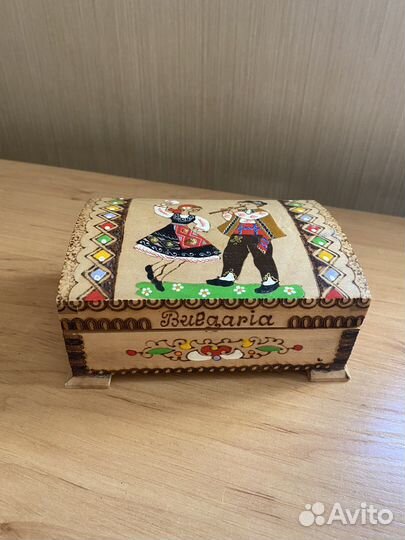 Деревянная шкатулка