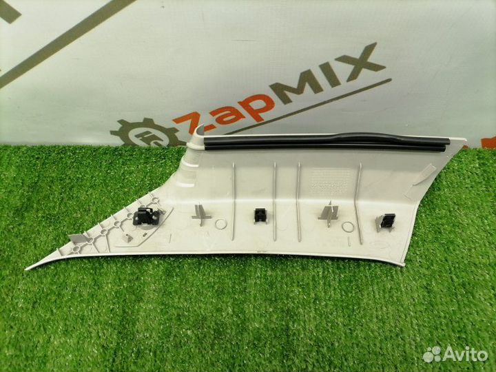 Накладка в салоне задняя левая Ford Focus shda