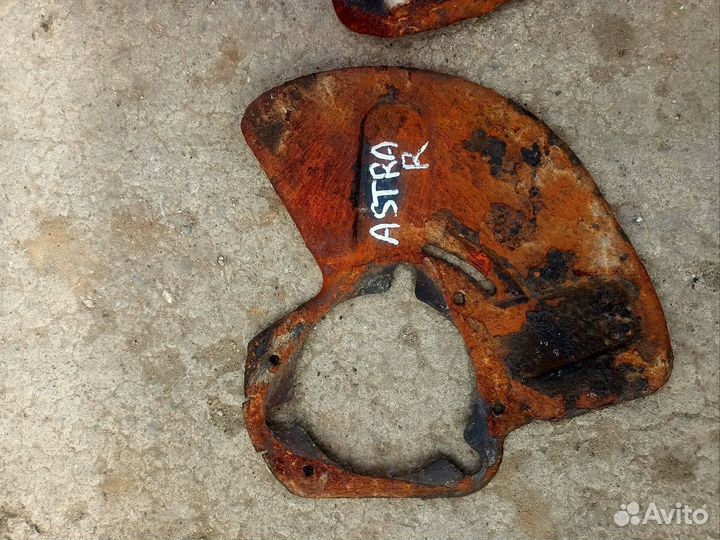 Пыльник тормозного диска передний Opel Astra H