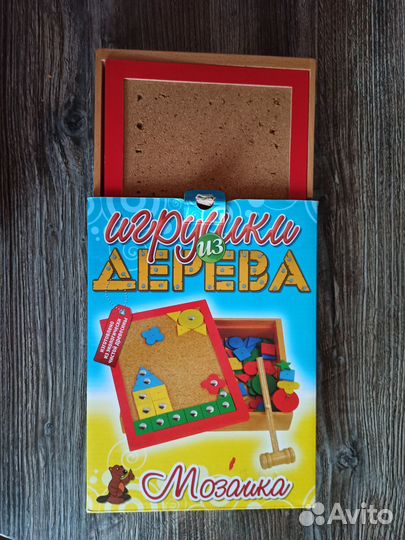 Деревянная мозаика с молотком и гвоздями