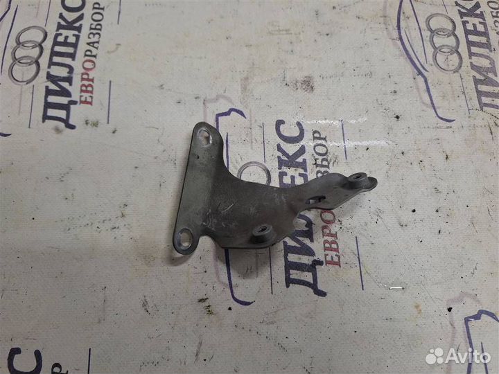 Кронштейн крепления крыла левый Audi Q7 2005