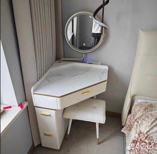 Туалетный столик угловой. Консольный столик