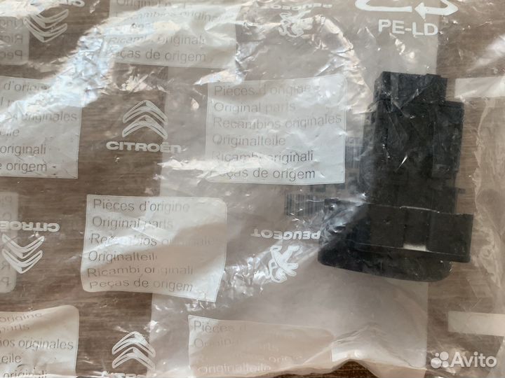 Кнопка центрального замка Peugeot/Citroën