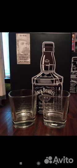 Стаканы и коробка Jack Daniels