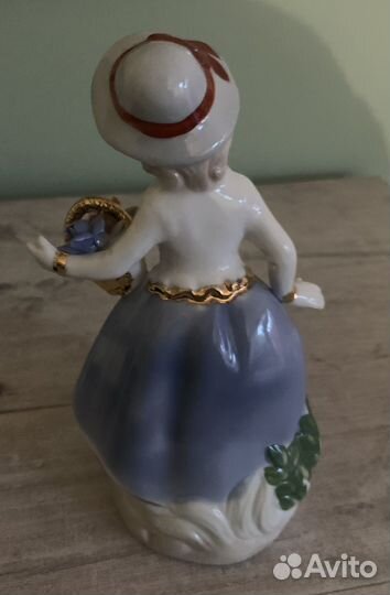 Статуэтка фарфор Девочка с цветами
