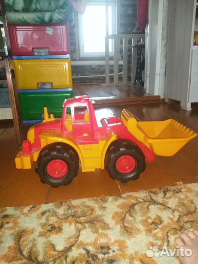 Трактор игрушечный детям