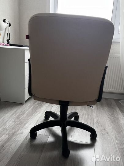 Компьютерное кресло из кожи бу