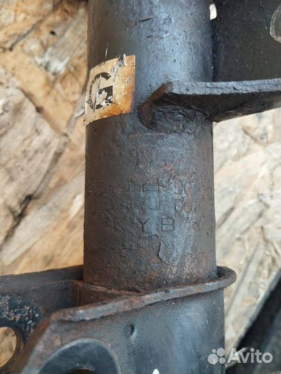 Амортизатор передний Suzuki Grand Vitara 3