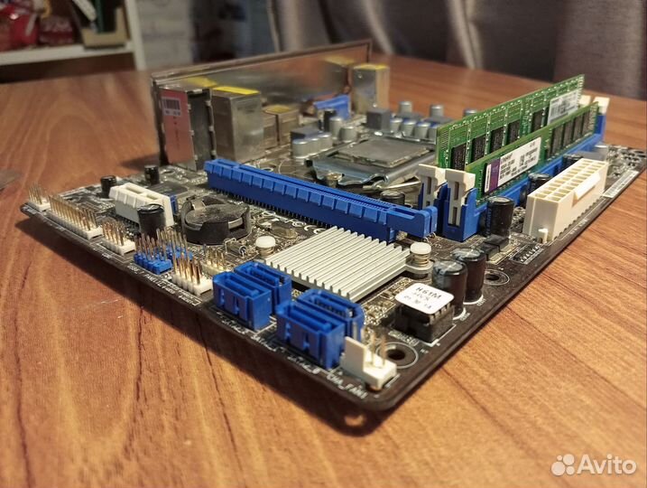 Материнская плата с процессором и памятью