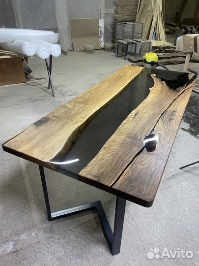 Стол из эпоксидной смолы и слэба
